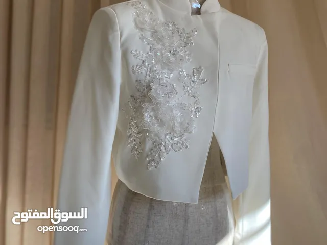 جاكيت "خرزة" الأبيض المطرز - لمسة أناقة لا مثيل لها!