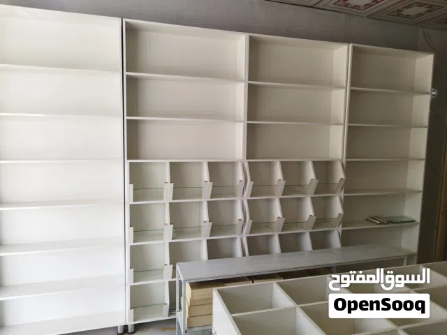 رفوف مع ميز المنيوم و مقطع بوكسات و ميز صغير أغراض محل يستخدم الحلويات و الكرزات و الاجهزة