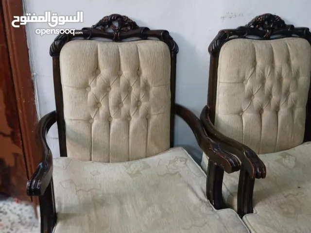 كنب بحاله جيده بسعر مناسب موجود بزرقاء حي النزهة