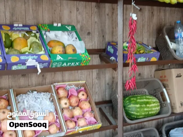 موجود محل خضار وفواكه للبيع جاهز من كل شي وفيه رخصه فري لمده سنه وفيه ثلاث تلاجات علي شارع رئيسي