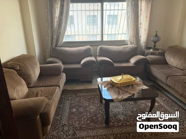 طقمين كنب و طاولة وسط بسعر مغري