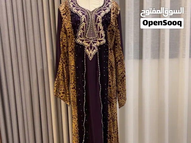 جلابية بني مع تشجير ذهبي