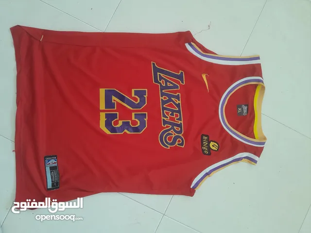 lakers red kit bon etat (JAMES 23) taille Xl prix