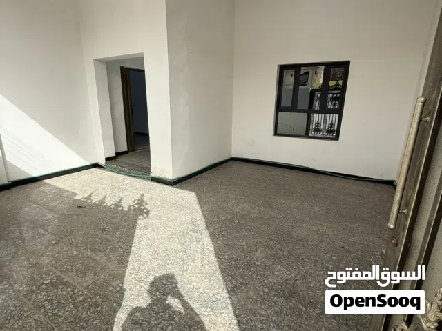شقة طابق كامل شبه بيت ارضي معزول بناء حديث جداً نضيف ما مسكون تصلح للسكن والانشطة التجارية