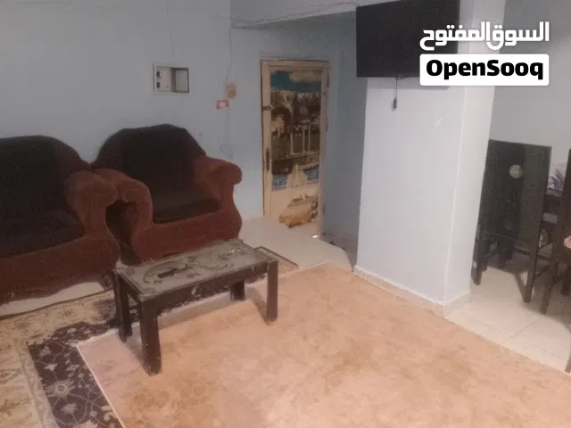 شقه نظيفه علي شارع رئيسي الملك فيصل
