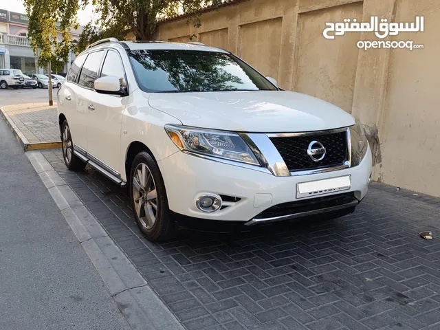 NISSAN PATHFINDER SV MODEL 2014  WELL MAINTAINED SUV FOR SALE URGENTLY