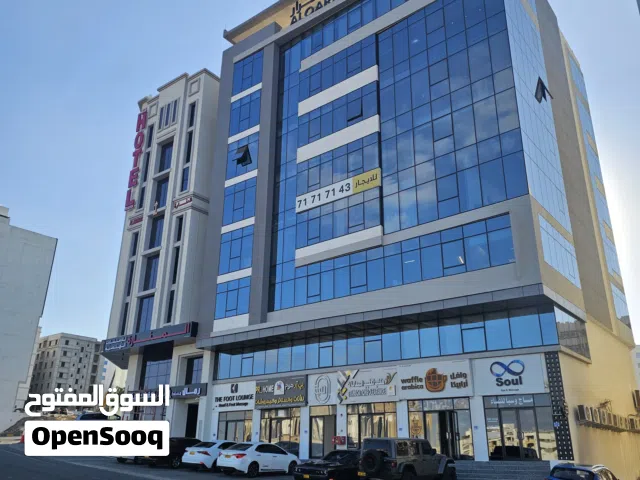 محل تجاري للايجار في بوشر أول خط من الشارع الرئيسي وعلى مدخل منطقة مسجد محمد الأمين في بوشر