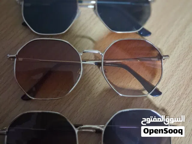 نظارات شمسية سداسية من ثلاثة الوان الاسود و البني فاتح و عسلي الكمية مدودة الوحدة ب7 و الثلاث ب 18..