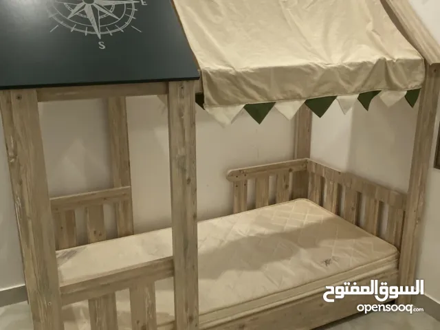 للبيع سرير أطفال خشبي بشكل خيمة