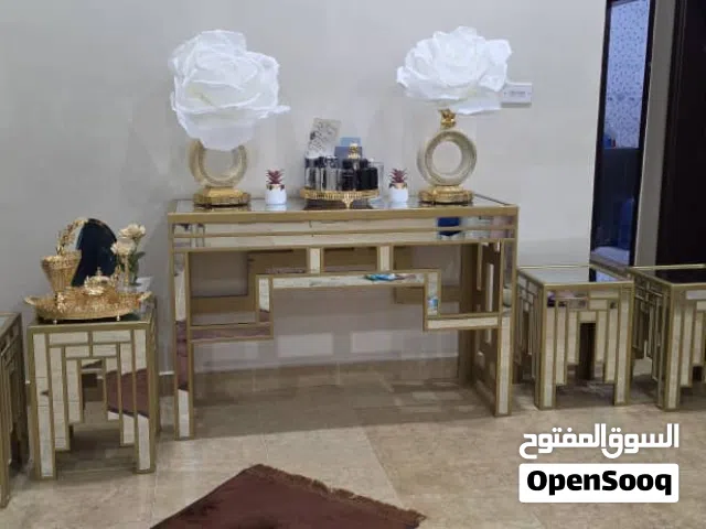 كونسول و طاولة وسط و اربعة طاولات جانبية بحالة ممتازة