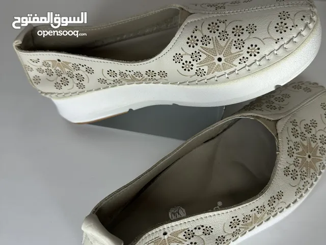 حذاء نسائي جديد غير مستعمل، جلد طبيعي 100%، نعل داخلي وكعب مريحين للغاية، متوفر بمقاسات 37