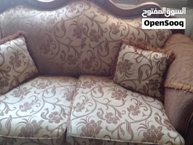 طقم كنب مع طاولات وكرسي هزاز وطاوله شاشه ل البيع ب 100
