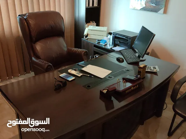 اثاث مكتب كامل للبيع بحال الجديد واستخدام قليل