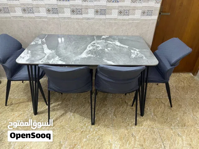 ميز طعام للبيع جديد اخذته قبل اقل الشهر 6 اشخاص نوع مرمر ثكيل مابي اي ضرر شرط الفحص