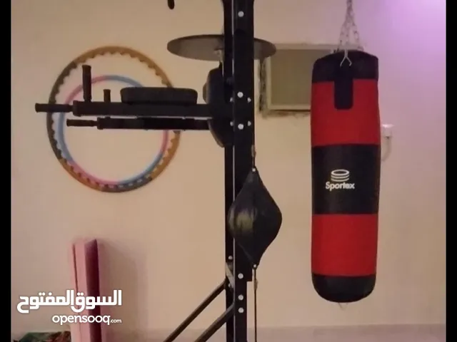 جهاز ملاكمة منزلي شامل كيس قاعدة بحالة جيدة وسعر مميز.