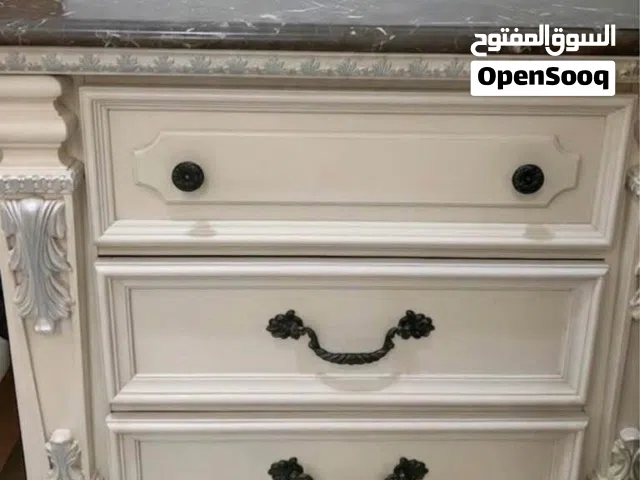 كومودينو كبير بحالة ممتازه