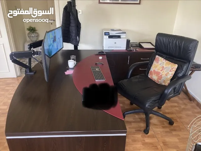 مكتب فاخر وطاولة اجتماعات وطقم غرفة نوم بحالة ممتازة للبيع