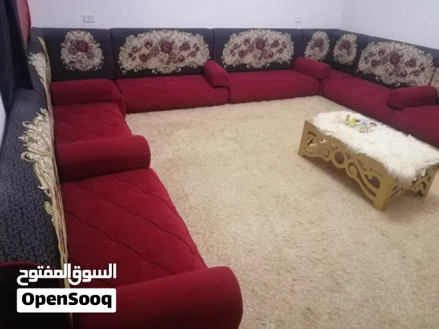 جلسه استعمال نظيف جدا نشاف الربيع تفرش 4/5فها منذرا واحد طايحه عليه كربونه السعر1300 مكان طرابلس