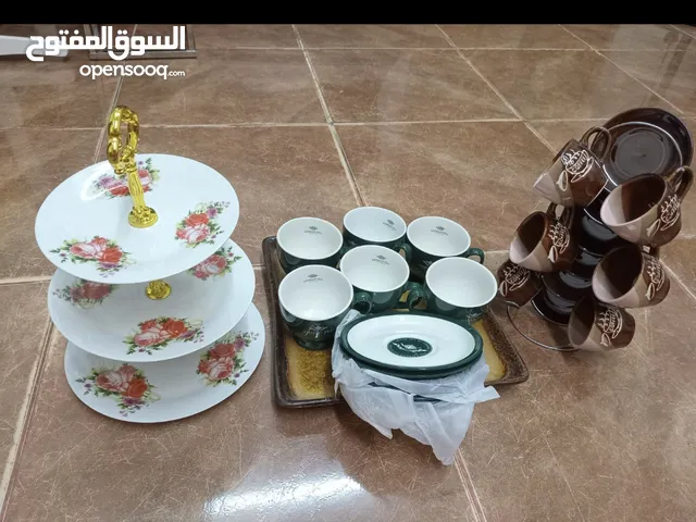 فناجين قهوة فناجين شاي وصحن حلويات