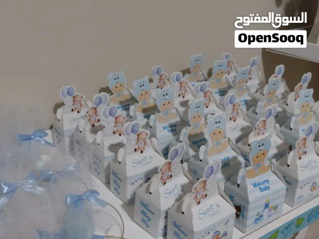 العدد كاكل 50 حبة مع الستاند.كبير مزين معبى شوكلاكة ومبلس توفة الاساور بيض لوز كلهم 15 شامل توصيل