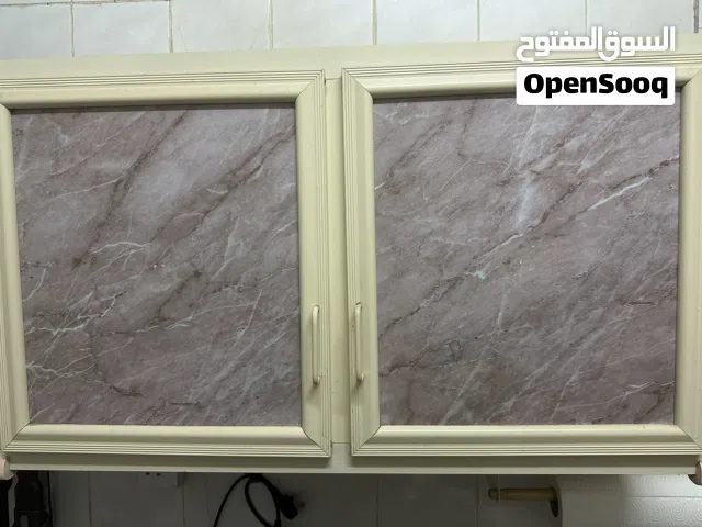 خزانة مطبخ تعليق بحالة ممتازة للبيع بسبب السفر النهائي