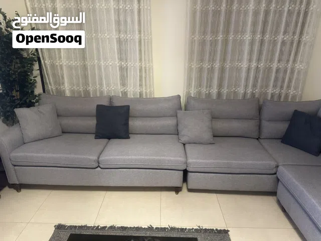 طقم كورنر شبه جديد استخدام بسيط مع طقم طاولات وسط ايكيا