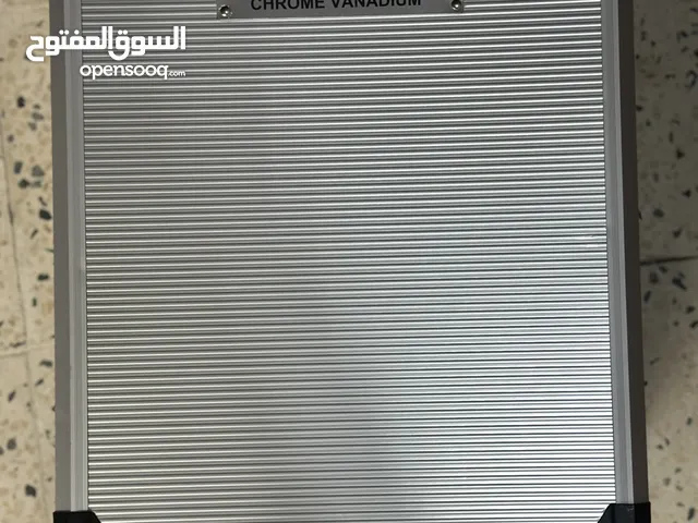 شنطة فيها عدة سبائن ومفكات تتكون من 187 قطعة