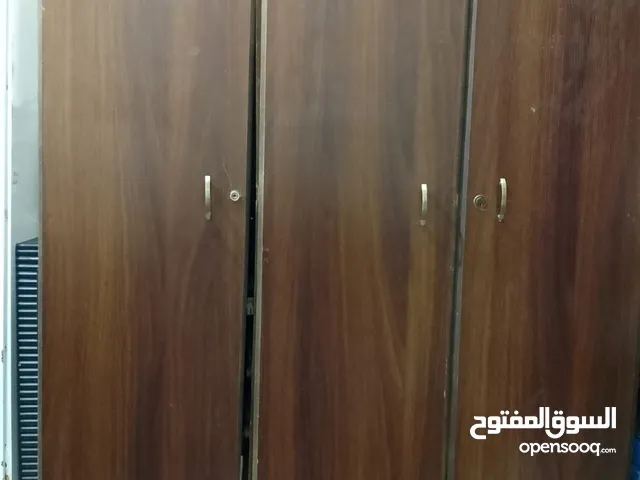 خزانة بابين خشب للبيع ممتازة نافي تنزيل يلي بدو يتصل يشوف الرقم بالوصف
