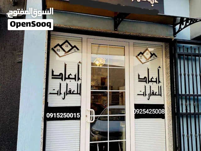 ارض سكنية للبيع واجهتين تنقسم مقسم فكينى عليه فيلا حالته جيدة موقع ممتاز سكنى