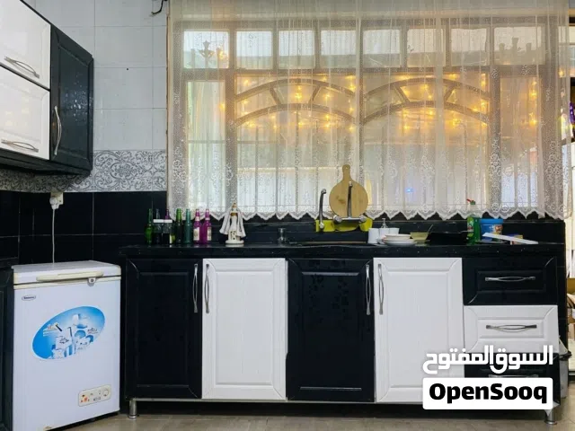 كاونتر مرمر كاونتر مرمر خارجي  المنيوم داخلي  ابواب خشب  3 قطع مساحة القطعة مترين ونصف