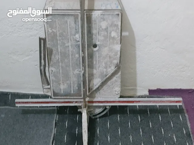 مقص بلاط+مغسلة عدد3 للبيع+بطاريات مغاسل عدد4+منهم بطارية واحده للدش + هلتي عدد 2للبيع