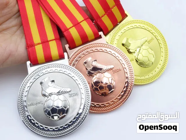 ميداليات كرة القدم باللون الذهبي والفضي والبرونزي