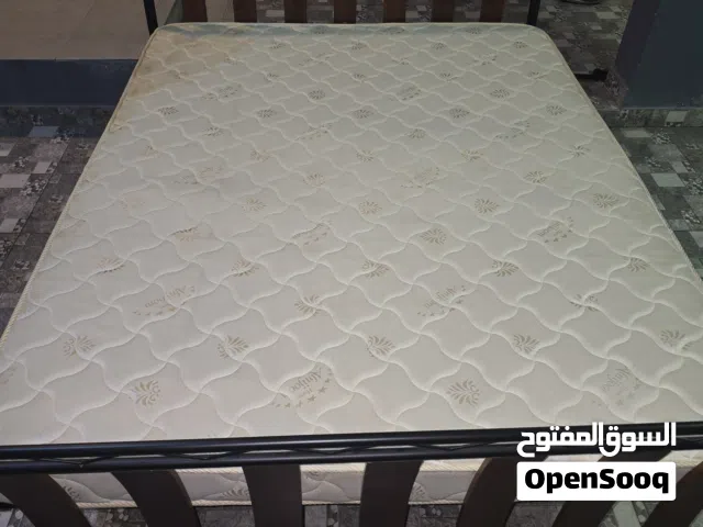 سرير مع المرتبه استعمال خفيف