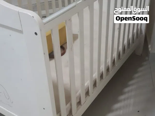 سرير أطفال بحالة جيدة جدا للبيع