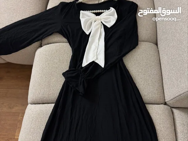 ثوب فيونكه انيقه جدا ردن كامل الخامه خفيفه وبارده الطول ثلاث ارباع تاخذ شكل الجسم