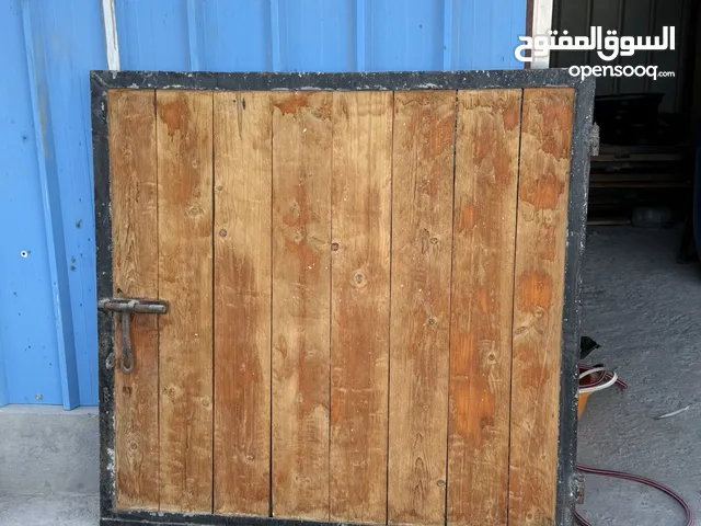 للبيع باب ودريشه وفريم للاسطبلات غير قابل للتفاوض متوفر كمية طيبه
