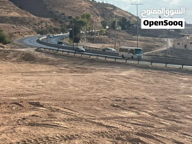 أرض للبيع على الاوستراد واجهه 45 متر منبسطة واصل جميع الخدمات.