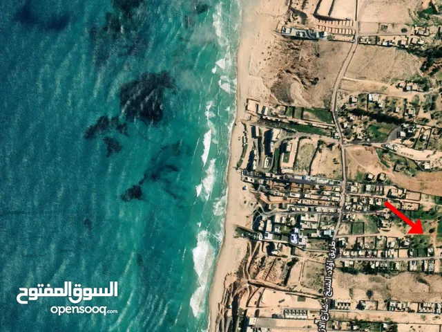 ارض 300م مكانها ممتاز تبعد 900متر عالبحر