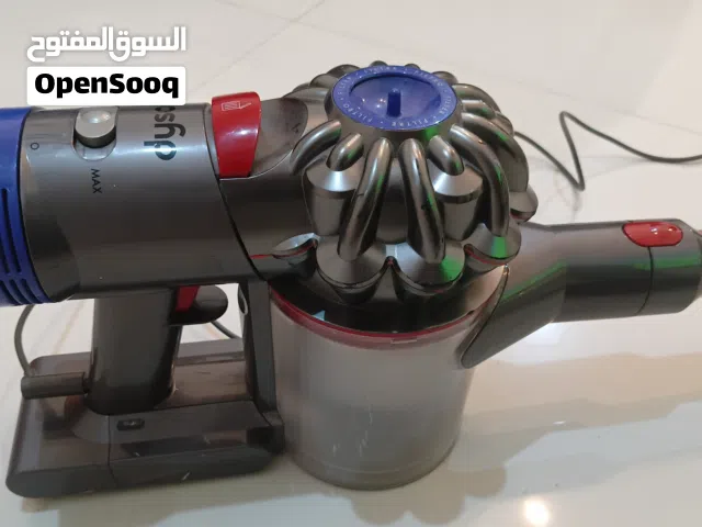 تُظهر الصورة مكنسة Dyson V8 اللاسلكية، وهي مكنسة كهربائية مشهورة بقدرتها على التنظيف العميق