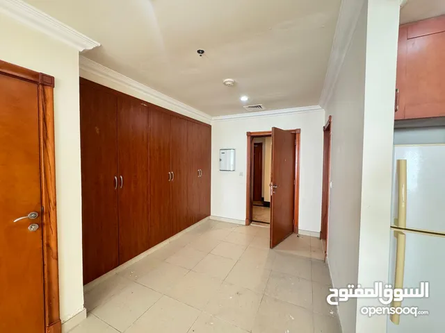 ستوديو باللؤلؤة بإطلالة على البحر نص فرش مميز جدا مساحة واسعة و سعر جدا ممتاز و شهر مجاني