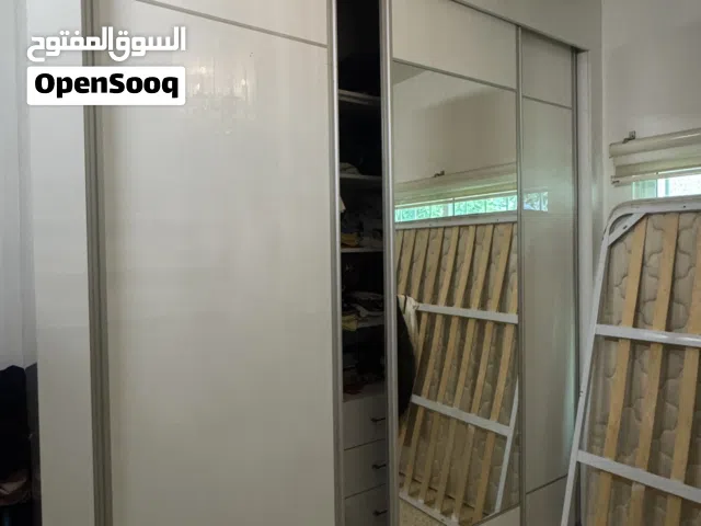 خزانة حائط لون ابيض وسلفر بحالة ممتازة جداً جداً ونظيفة