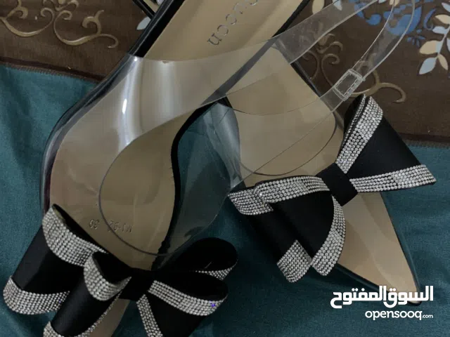 حذاء كعب عالي