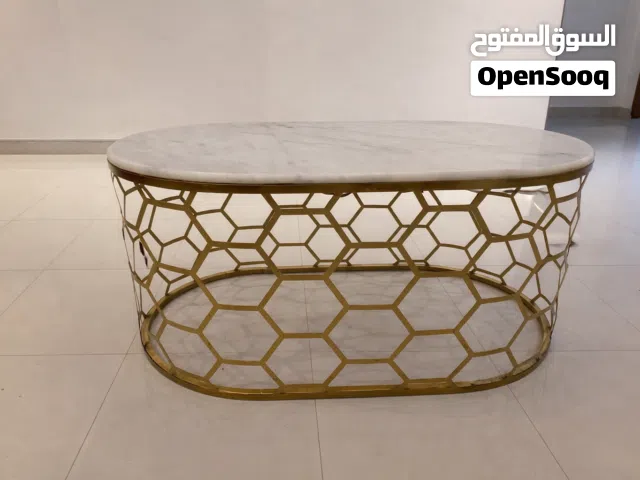 طاولة رخام أنيقة بحالة ممتازة للبيع