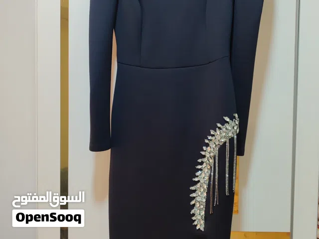فستان اسود بقصة طولية و بتفاصيل كريستال