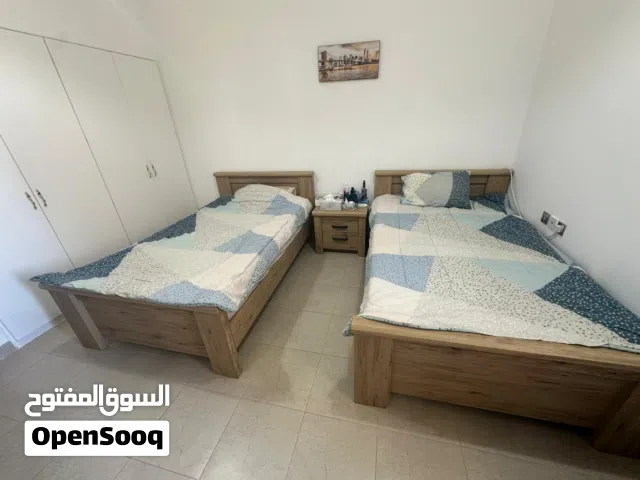 للبيع خزانة ملابس مع عدد 2سرير
