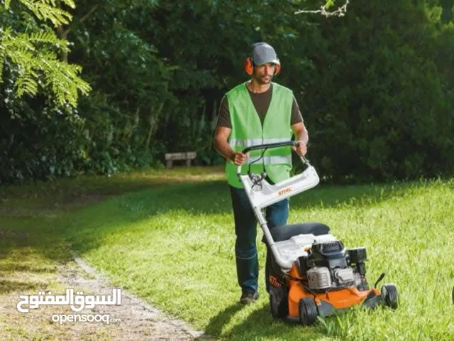 خدمة حصد وتنظيف المعشب والحدائق