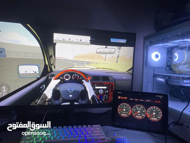 بي سي للبيع مع طاوله ب 4700 البي سي نظيف يشغل كل ألعاب