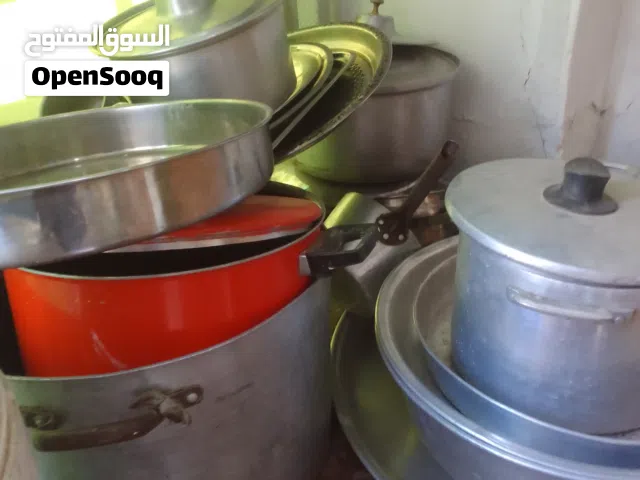 طناجر وقلايات وصحون