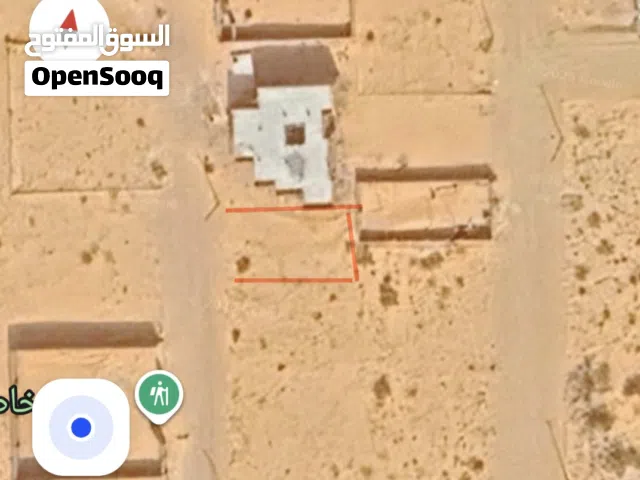 قطعة ارض 200م الواجهة10م والطول20م واصل مية وكهرباء  ومقعها مميز على الطريق فرعية مقطرنه