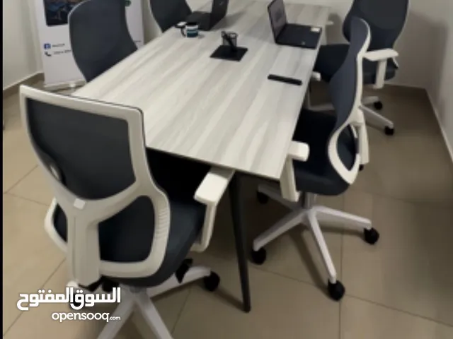 طاولة اجتماعات مع خزانة ملفات للبيع بسعر مغري